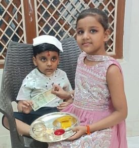 पूर्व मंत्री सपा नेता आबिद रजा को दूज का तिलक लगातीं मुंहबोली बहन सीमा यादव। स्रोत स्वयं
