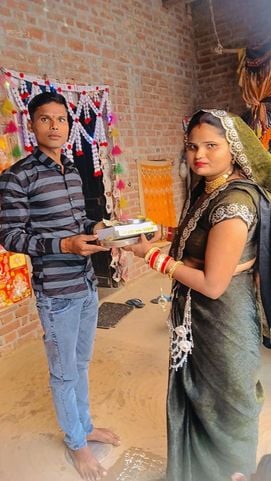 पूर्व मंत्री सपा नेता आबिद रजा को दूज का तिलक लगातीं मुंहबोली बहन सीमा यादव। स्रोत स्वयं