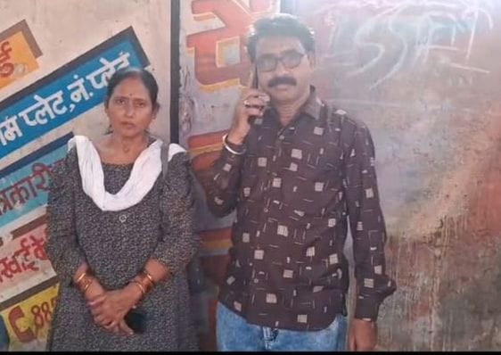 ठगी की घटना के बाद मौके पर खड़े पीड़ित व अन्य लोग। संवाद ठगी की घटना के बाद मौके पर खड़े पीड़ित व अन्य लोग। संवाद