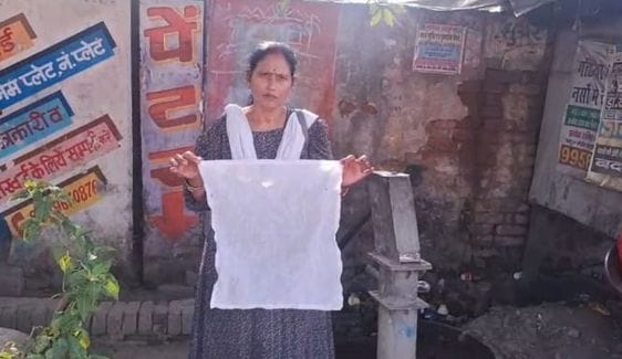 ठगी की घटना के बाद मौके पर खड़े पीड़ित व अन्य लोग। संवाद ठगी की घटना के बाद मौके पर खड़े पीड़ित व अन्य लोग। संवाद