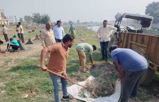 दशमेश कॉलोनी के घाट पर पेंट करता पेंटर। संवाद दशमेश कॉलोनी के घाट पर पेंट करता पेंटर। संवाद