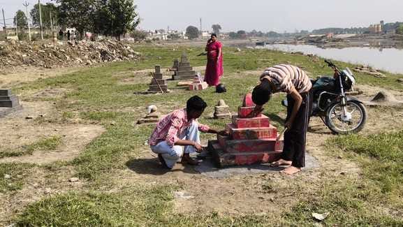 दशमेश कॉलोनी के घाट पर पेंट करता पेंटर। संवाद दशमेश कॉलोनी के घाट पर पेंट करता पेंटर। संवाद