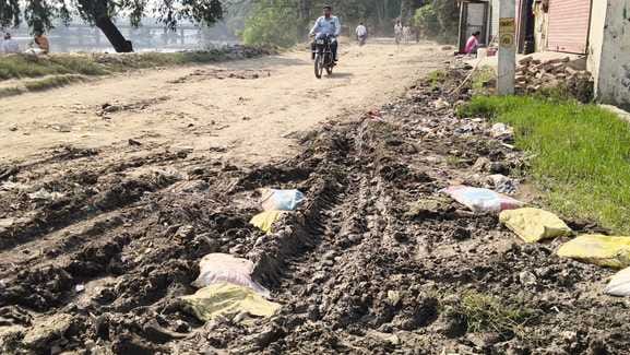 दशमेश कॉलोनी के घाट पर पेंट करता पेंटर। संवाद दशमेश कॉलोनी के घाट पर पेंट करता पेंटर। संवाद
