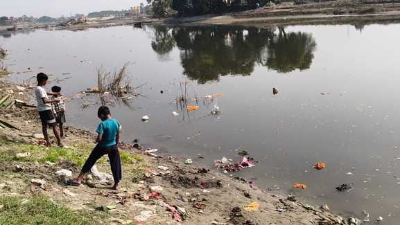 दशमेश कॉलोनी के घाट पर पेंट करता पेंटर। संवाद दशमेश कॉलोनी के घाट पर पेंट करता पेंटर। संवाद