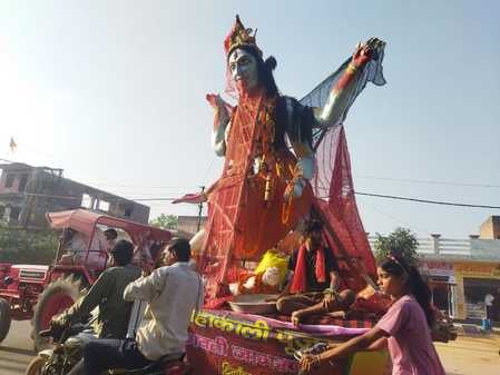 विसर्जन के लिए ले जाते माता की प्रतिमा श्रोत संवाद