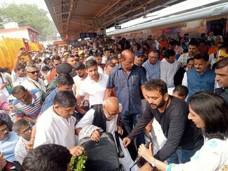 12 सीकेटीपी-4- परिचय- चित्रकूट रेलवे स्टेशन पर बने मंच पर संबोधन करते संत मोरारी बापू । संवाद 12 सीकेटीपी-4- परिचय- चित्रकूट रेलवे स्टेशन पर बने मंच पर संबोधन करते संत मोरारी बापू । संवाद