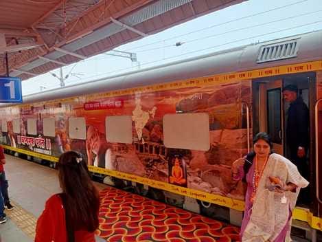12 सीकेटीपी-4- परिचय- चित्रकूट रेलवे स्टेशन पर बने मंच पर संबोधन करते संत मोरारी बापू । संवाद 12 सीकेटीपी-4- परिचय- चित्रकूट रेलवे स्टेशन पर बने मंच पर संबोधन करते संत मोरारी बापू । संवाद