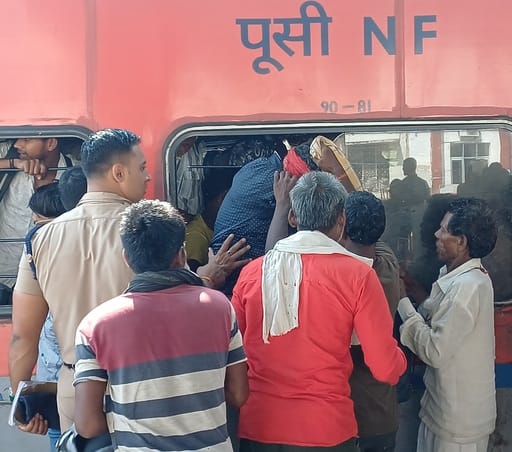 अंबाला कैंट रेलवे स्टेशन के प्लेटफार्म दो पर खड़ी कर्मभूमि एक्सप्रेस के हालात। संवाद अंबाला कैंट रेलवे स्टेशन के प्लेटफार्म दो पर खड़ी कर्मभूमि एक्सप्रेस के हालात। संवाद