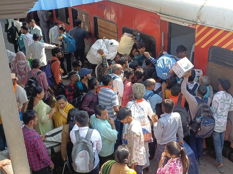 अंबाला कैंट रेलवे स्टेशन के प्लेटफार्म दो पर खड़ी कर्मभूमि एक्सप्रेस के हालात। संवाद अंबाला कैंट रेलवे स्टेशन के प्लेटफार्म दो पर खड़ी कर्मभूमि एक्सप्रेस के हालात। संवाद