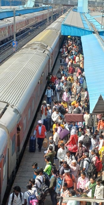 अंबाला कैंट रेलवे स्टेशन के प्लेटफार्म दो पर खड़ी कर्मभूमि एक्सप्रेस के हालात। संवाद अंबाला कैंट रेलवे स्टेशन के प्लेटफार्म दो पर खड़ी कर्मभूमि एक्सप्रेस के हालात। संवाद