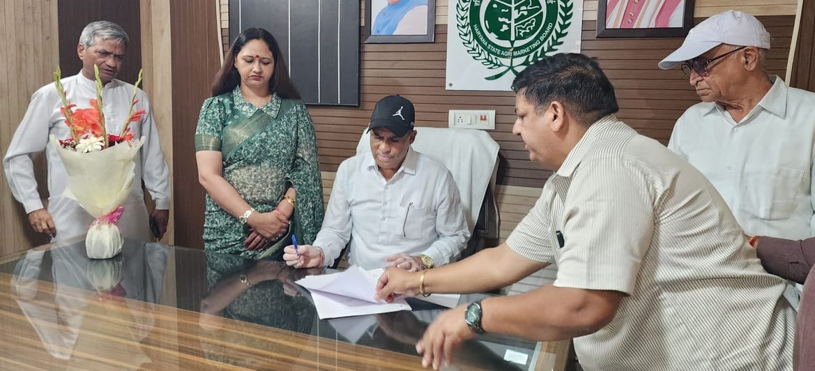 बाबैन। मार्किट कमेटी के नवनियुक्त चेयरमैन जसविंद्र सिंह जस्सी हमीदपुर पदभार ग्रहण करते हुए। संव