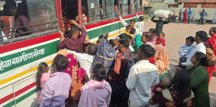 बच्चों के साथ बस का इंतजार करती महिला महिला। संवाद बच्चों के साथ बस का इंतजार करती महिला महिला। संवाद