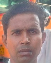 बच्चों के साथ बस का इंतजार करती महिला महिला। संवाद बच्चों के साथ बस का इंतजार करती महिला महिला। संवाद