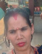 बच्चों के साथ बस का इंतजार करती महिला महिला। संवाद बच्चों के साथ बस का इंतजार करती महिला महिला। संवाद