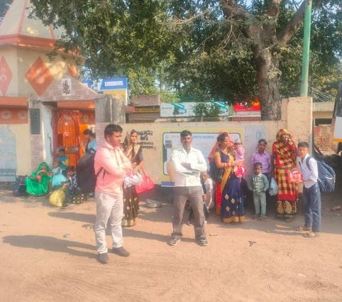 बच्चों के साथ बस का इंतजार करती महिला महिला। संवाद बच्चों के साथ बस का इंतजार करती महिला महिला। संवाद