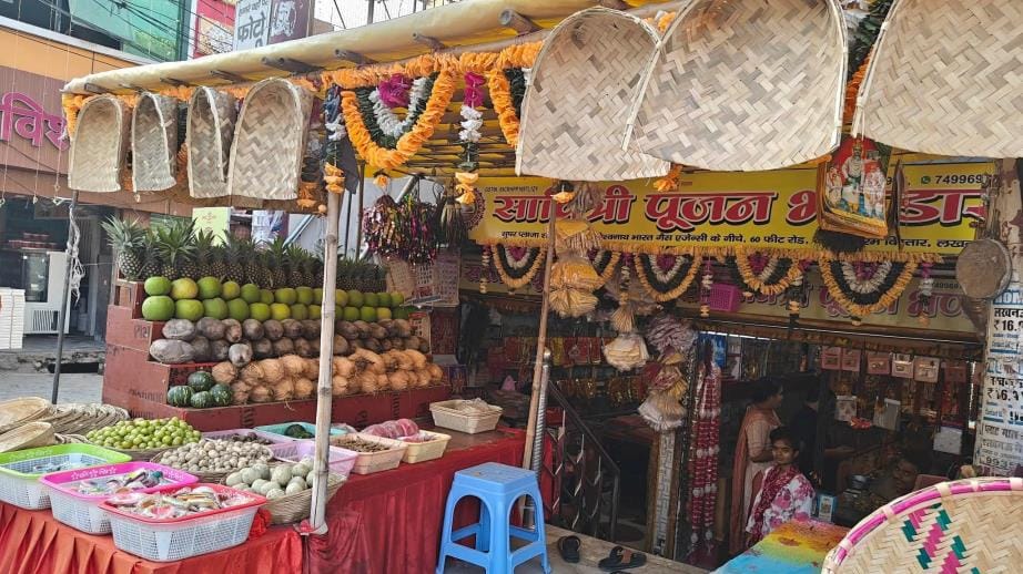 छठ महापर्व के लिए जानकीपुरम में सजी दुकान। -संवाद