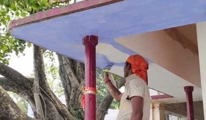 छठ पूजा के लिए गोमती किनारे घाट का निरीक्षण करते एसडीएम चलुवराजु आर और सीओ अरुण कुमार सिंह। स्र