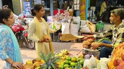 छठ पूजा के लिए गोमती किनारे घाट का निरीक्षण करते एसडीएम चलुवराजु आर और सीओ अरुण कुमार सिंह। स्र