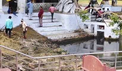 छठ पूजा के लिए गोमती किनारे घाट का निरीक्षण करते एसडीएम चलुवराजु आर और सीओ अरुण कुमार सिंह। स्र