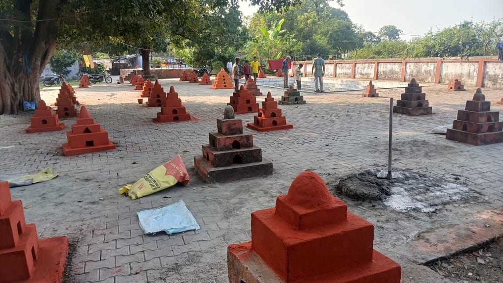 छठ पूजा के लिए गोमती किनारे घाट का निरीक्षण करते एसडीएम चलुवराजु आर और सीओ अरुण कुमार सिंह। स्र