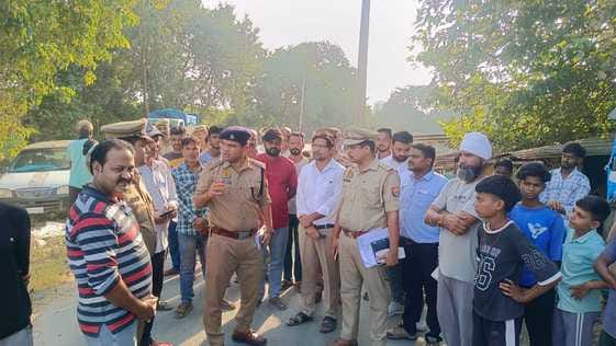 छठ पूजा के लिए गोमती किनारे घाट का निरीक्षण करते एसडीएम चलुवराजु आर और सीओ अरुण कुमार सिंह। स्र