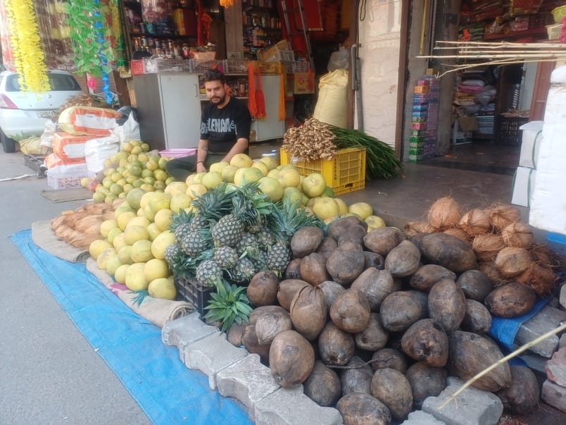 छठपर्व के लेकर बाजाराें में पहुंचे चकोतरा, नारियल व अन्य सामान। संवाद छठपर्व के लेकर बाजाराें में पहुंचे चकोतरा, नारियल व अन्य सामान। संवाद