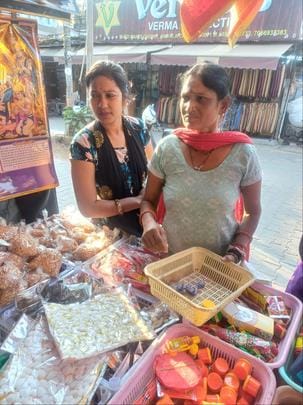 छठपर्व के लेकर बाजाराें में पहुंचे चकोतरा, नारियल व अन्य सामान। संवाद छठपर्व के लेकर बाजाराें में पहुंचे चकोतरा, नारियल व अन्य सामान। संवाद