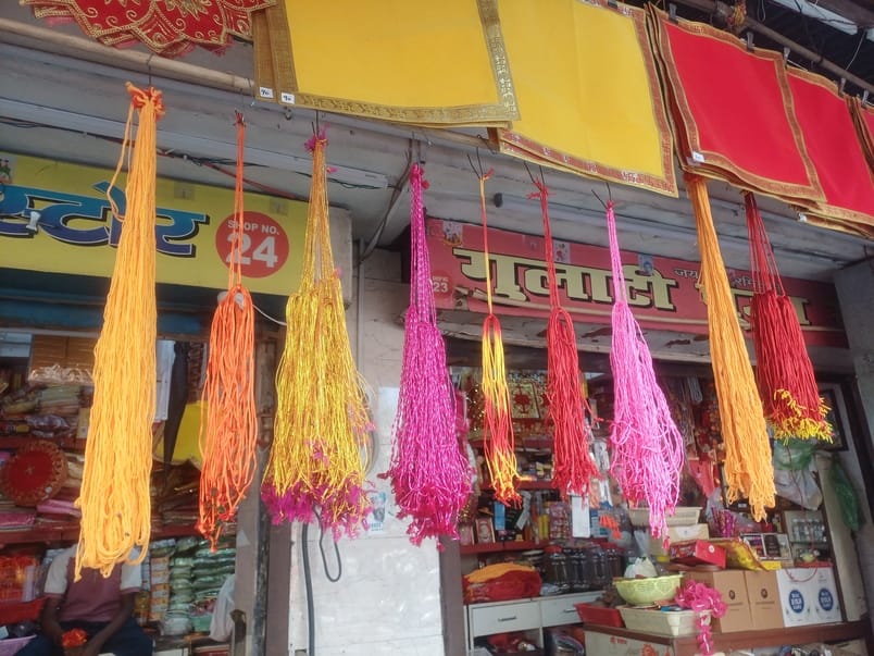 छठपर्व के लेकर बाजाराें में पहुंचे चकोतरा, नारियल व अन्य सामान। संवाद छठपर्व के लेकर बाजाराें में पहुंचे चकोतरा, नारियल व अन्य सामान। संवाद