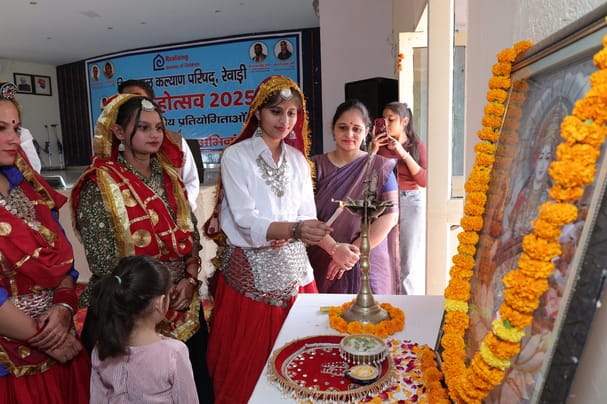 एकल नृत्य प्रतियोगिता में प्रस्तुति देती छात्रा। संवाद एकल नृत्य प्रतियोगिता में प्रस्तुति देती छात्रा। संवाद