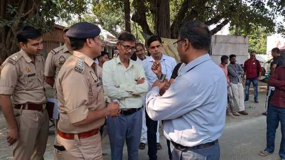 फोटो-10, पुलिस की देखरेख में प्रतिमा को ठीक करते कारीगर। स्रोत पुलिस फोटो-10, पुलिस की देखरेख में प्रतिमा को ठीक करते कारीगर। स्रोत पुलिस