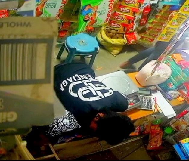 फोटो 15-गुल्लक से चोरी करते सीसीटीवी कैमरे में कैद चोर। वीडियो ग्रैब