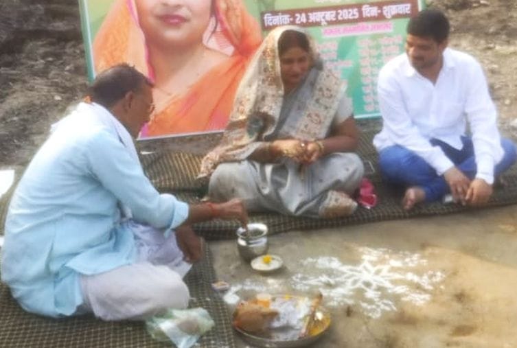 फोटो-22-भूमिपूजन करते हुए नगर पंचायत अध्यक्ष रेखा सरोज। संवाद