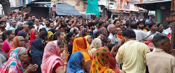 फोटो 24 एमएएचपी 07 परिचय-गोवर्धन्नाथजू मेले में निकलते राधा-कृष्ण के विमान। संवाद फोटो 24 एमएएचपी 07 परिचय-गोवर्धन्नाथजू मेले में निकलते राधा-कृष्ण के विमान। संवाद