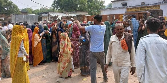फोटो 25 एमएएचपी 13 परिचय-साधन सहकारी समिति अजनर में खाद के लिए लंबी कतार में लगे किसान। संवाद