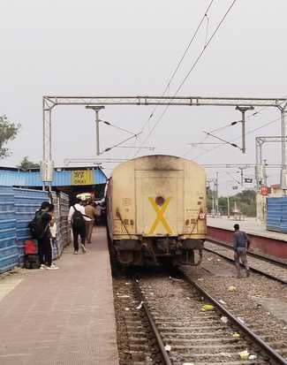 फोटो- 26 उरई रेलवे स्टेशन पर झांसी गांधीनगर से बनारस जाने वाली कैपिटल एक्सप्रेस। संवाद
