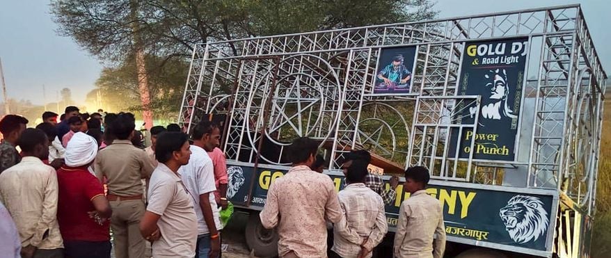 फोटो-29-दुर्घटना स्थल पर मौजूद लोगों की भीड़। संवाद