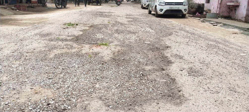 फोटो संख्या:69- गोशाला रोड से माजरा चुंगी तक सड़क से निकली रोड़ियां---संवाद फोटो संख्या:69- गोशाला रोड से माजरा चुंगी तक सड़क से निकली रोड़ियां---संवाद