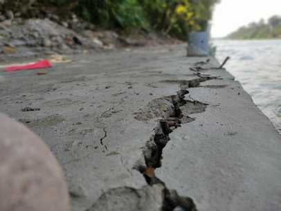 गंग नहर में जल स्तर कम होने के बाद दिखने लगा सरिया । संवाद