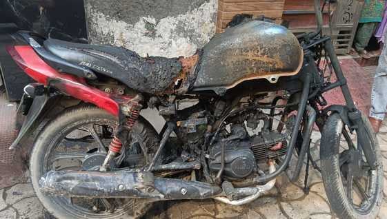 गणेश विहार में युवकों ने लगाई घर के बाहर खड़ी साइकिल को आग: संवाद