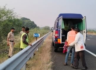 ट्रेक्टर से खींचकर एंबुलेंस को बाहर निकाला गया