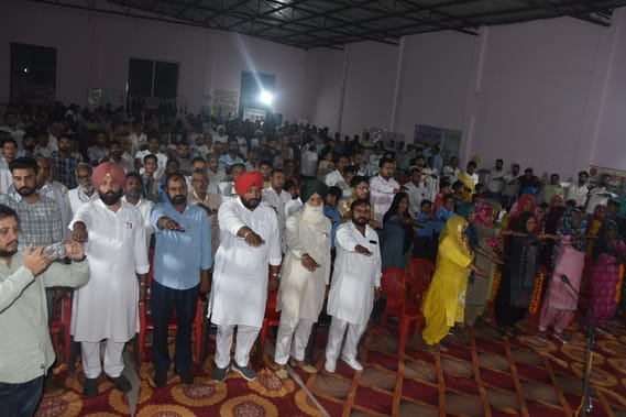 होनहार बच्चों को सम्मानित करती डीसी प्रीति। होनहार बच्चों को सम्मानित करती डीसी प्रीति।