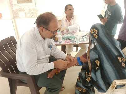हनुमानगंज के सराय लाहुरपुर गांव में ग्रामीणों का स्वास्थ्य परीक्षण करती स्वास्थ्य विभाग की टीम 