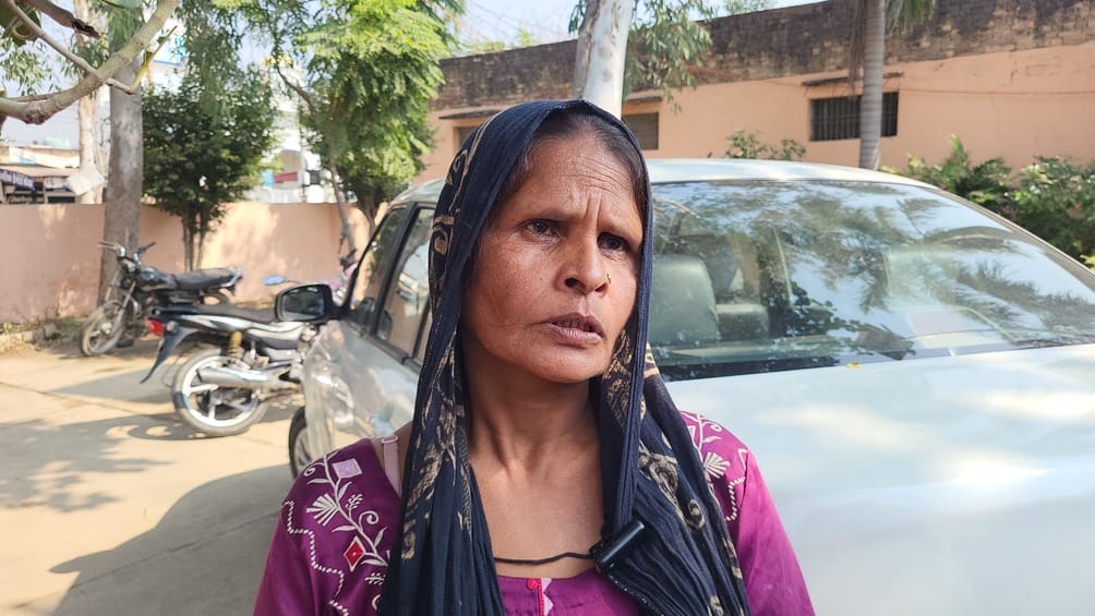 हत्या के आरोपी सचिन की हथियार के साथ फोटो दिखाते पीड़िता के परिजन। संवाद