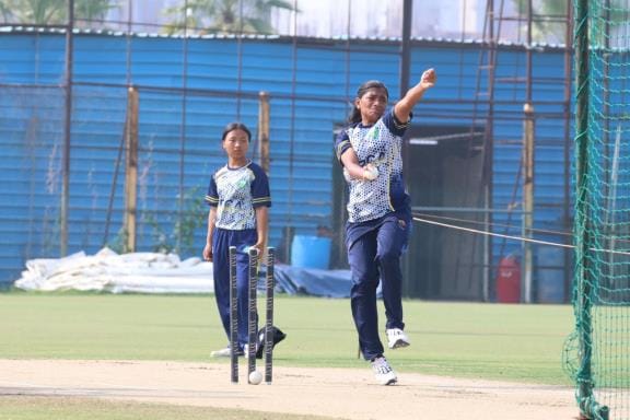 इकाना स्टेडियम में अभ्यास करतीं खिलाड़ी।