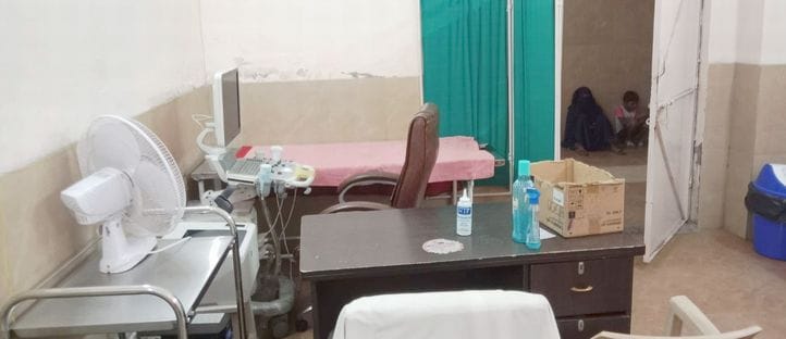 जिला अस्पताल में दवा लेने के लिए लगी महिलाओं की लाइन। संवाद जिला अस्पताल में दवा लेने के लिए लगी महिलाओं की लाइन। संवाद