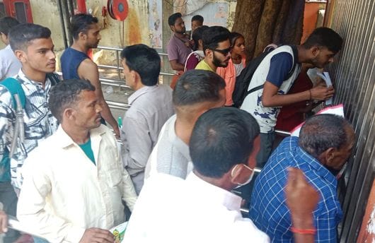 जिला अस्पताल में दवा लेने के लिए लगी महिलाओं की लाइन। संवाद जिला अस्पताल में दवा लेने के लिए लगी महिलाओं की लाइन। संवाद