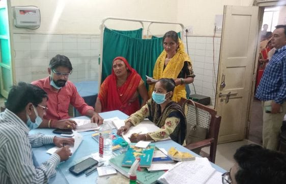 जिला अस्पताल में दवा लेने के लिए लगी महिलाओं की लाइन। संवाद जिला अस्पताल में दवा लेने के लिए लगी महिलाओं की लाइन। संवाद