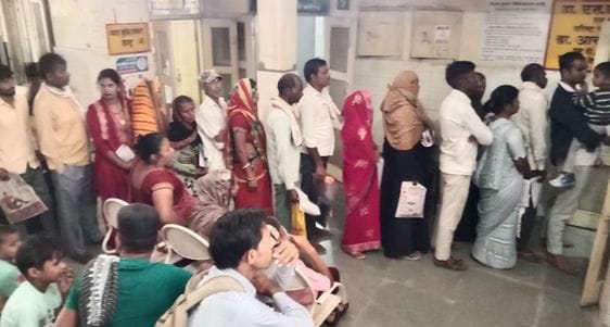 जिला अस्पताल में दवा लेने के लिए लगी महिलाओं की लाइन। संवाद जिला अस्पताल में दवा लेने के लिए लगी महिलाओं की लाइन। संवाद