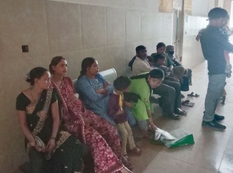 जिला अस्पताल में दवा लेने के लिए लगी महिलाओं की लाइन। संवाद जिला अस्पताल में दवा लेने के लिए लगी महिलाओं की लाइन। संवाद