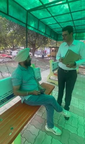 कुरुक्षेत्र। आरटीए कार्यालय काम करवाने आए लोगों से फिडबैक लेते हुए मुख्यमंत्री उड़नदस्ते के अध कुरुक्षेत्र। आरटीए कार्यालय काम करवाने आए लोगों से फिडबैक लेते हुए मुख्यमंत्री उड़नदस्ते के अध